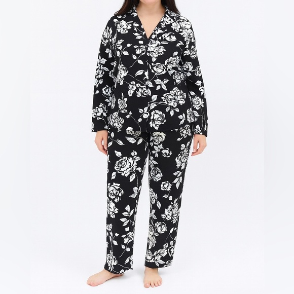 Jennifer Lopez Monochrome Floral Loungewear - Picture 1 of 4